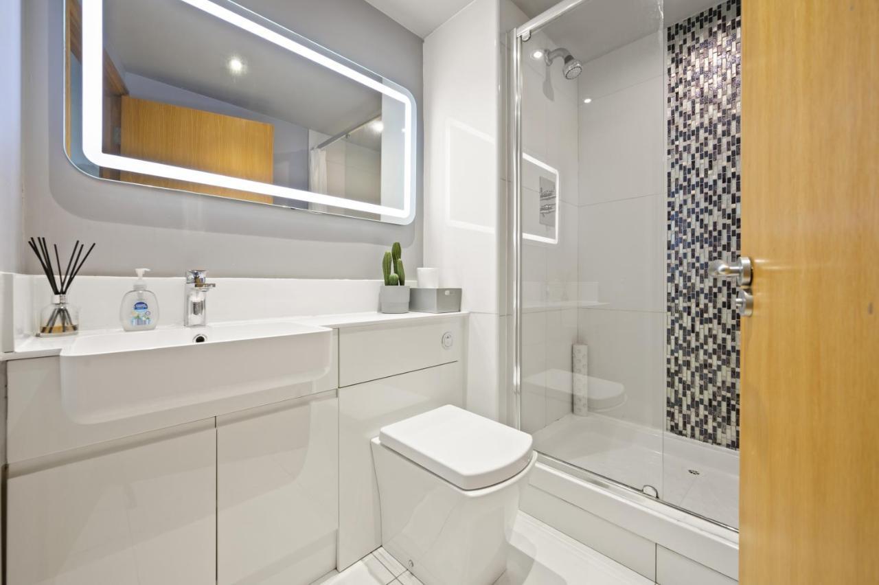 Lovely 2 Double Bedroom Flat With Patio Manchester Exteriör bild