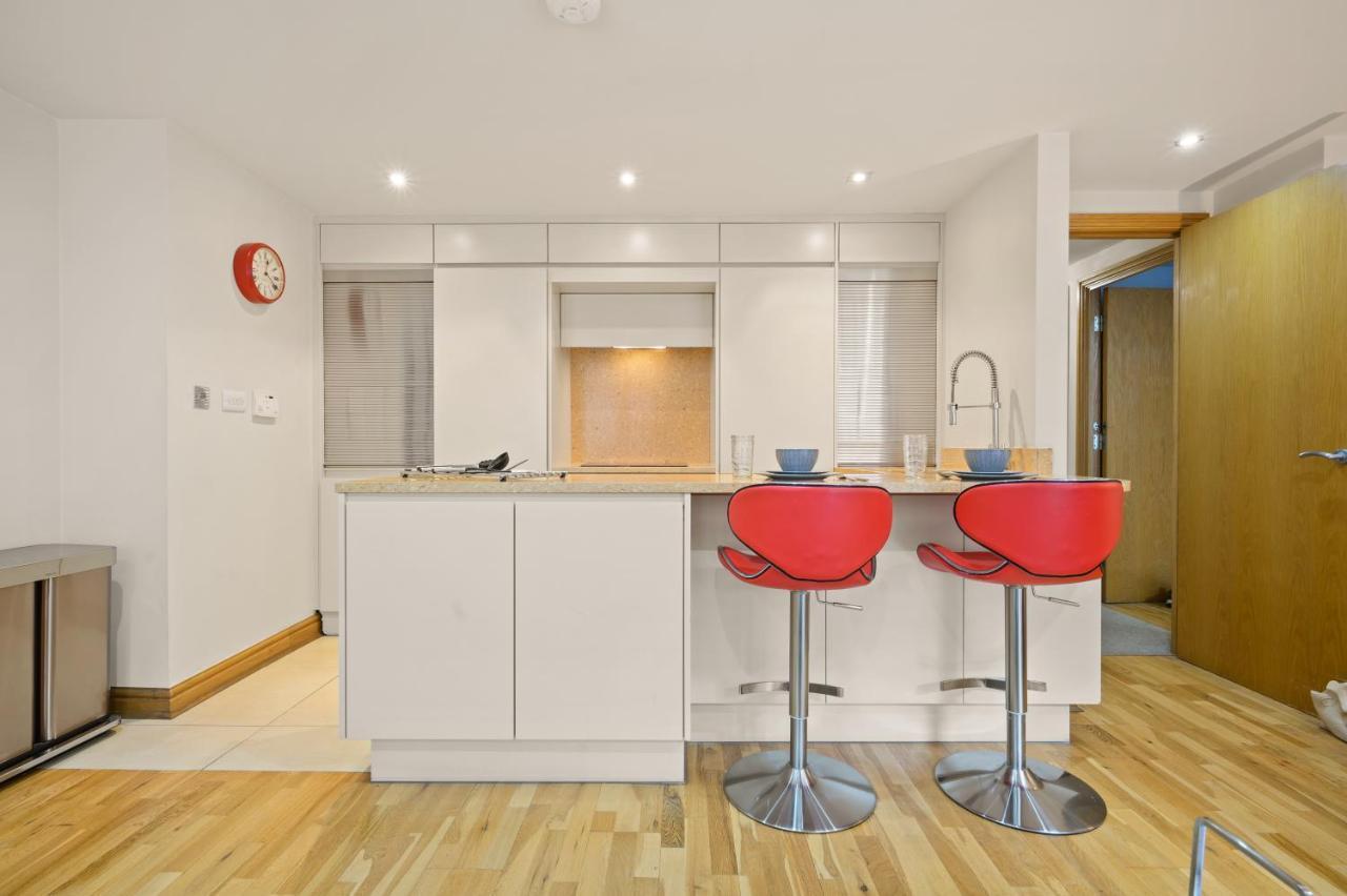 Lovely 2 Double Bedroom Flat With Patio Manchester Exteriör bild